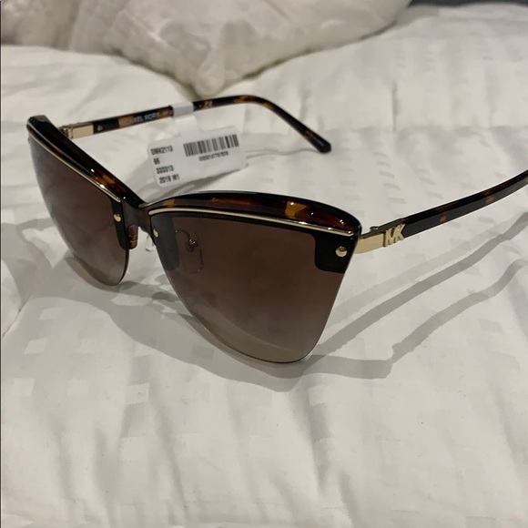 Michael Kors 🕶 - Picture 2 of 3